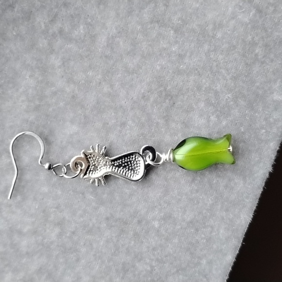 Hand Crafted Lavender Enamel Cat Charm With Glass Fish - Picture 2 of 4